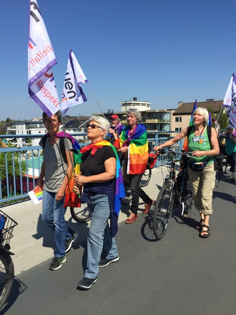 Frauen in bunt beim Ostermarsch-2019