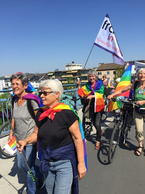 Frauen in bunt beim Ostermarsch-2019