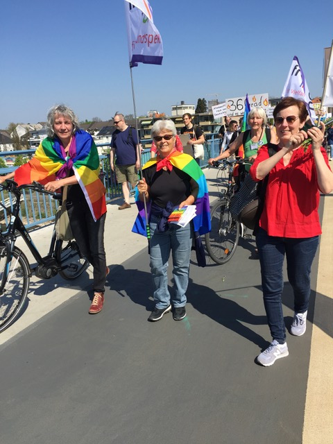 Frauen in bunt beim Ostermarsch-2019